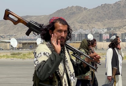 Talibãs patrulham Cabul nesta terça-feira, depois que as tropas dos Estados Unidos concluíram sua retirada do Afeganistão após 20 anos.