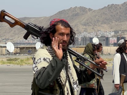 Talibanes patrullan Kabul este martes en el día en que las tropas de Estados Unidos han terminado de salir de Afganistán tras veinte años