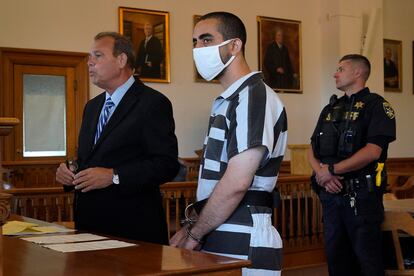 Hadi Matar, junto a su abogado, durante su comparecencia en el juzgado del condado de Chautauqua, en el Estado de Nueva York.