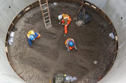 Imagen sin fechar distribuida por Crossrails hoy viernes 15 de marzo de 2013, que muestra a un grupo de arque&oacute;logos mientras trabajan con un esqueleto encontrado durante la excavaci&oacute;n de un t&uacute;nel ferroviario en Farringdon, Londres.