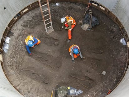 Imagen sin fechar distribuida por Crossrails hoy viernes 15 de marzo de 2013, que muestra a un grupo de arque&oacute;logos mientras trabajan con un esqueleto encontrado durante la excavaci&oacute;n de un t&uacute;nel ferroviario en Farringdon, Londres.