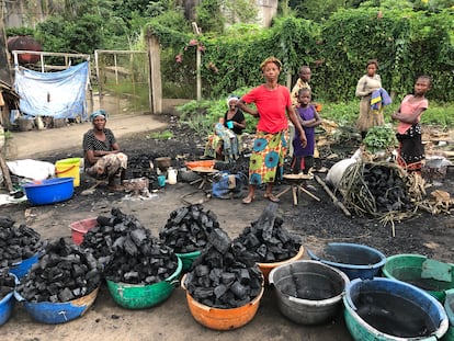 Venta de carbón vegetal en Yangambi, producido a partir de la tala de árboles en los bosques circundantes. Los lugareños deben talar 100 kilos de madera para producir solo siete kilos de carbón por métodos tradicionales. El carbón y la leña son la principal fuente de energía de la RDC, que alberga el 60% de los bosques de la Cuenca del Congo.