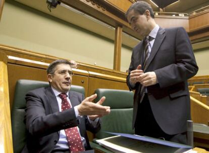 El <b><i>lehendakari</b></i> López conversa con el portavoz parlamentario del PP, Leopoldo Barreda.