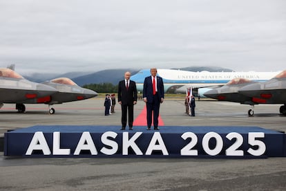 Los dirigentes de EE UU y Rusia, Donald Trump y Vladímir Putin, se han saludado a pie de pista en la base aérea de Elmendorf-Richardson, en las afueras de Anchorage (Alaska).