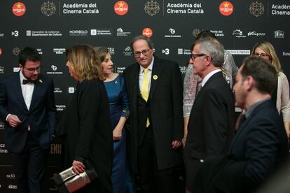 Nombroses autoritats van assistir a la gala. D'esquerra a dreta: el vicepresident de la Generalitat, Pere Aragonès; la presidenta de l'Acadèmia, Isona Passola; el president Quim Torra; Laura Borràs, consellera de Cultura; Elsa Artadi, consellera de Presidència. El ministre de cultura, José Guirao, de perfil al costat de Torra.