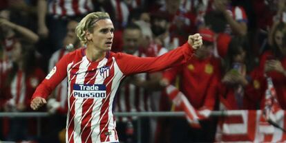 Griezmann celebra su gol al Málaga en el Wanda.