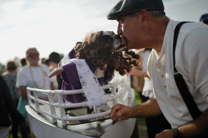 Lucy, un boston terrier, ganadora de un desfile de disfraces por su caracterización como Rose de la película 'Titanic', en California (Estados Unidos), el 29 de octubre de 2018.