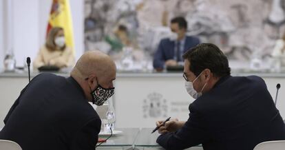 A la derecha, el presidente de la Confederación Española de Organizaciones Empresariales (CEOE), Antonio Garamendi, y el secretario general de CC OO, Unai Sordo, durante la reunión de la mesa de diálogo social para el plan de recuperación, transformación y resiliencia.