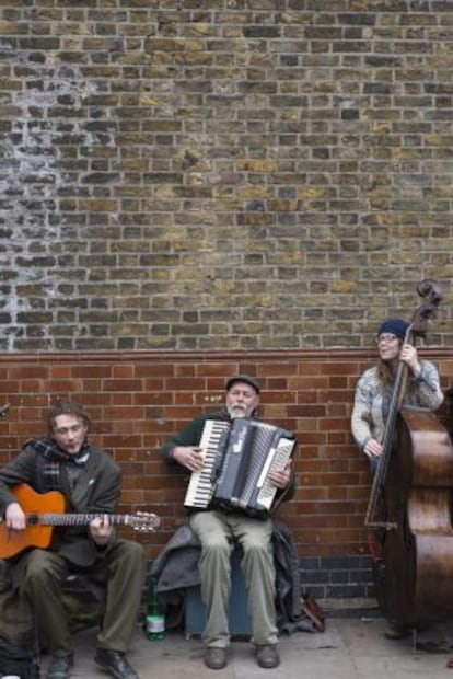 Anton Wunderlich (violão), Dakota Jim (acordeom) e Louisa Jones (contrabaixo).