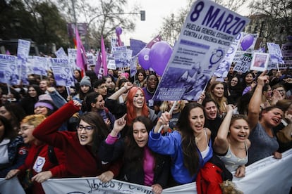 En 2018, el año del Me Too, el feminismo logró hacer global su lucha, dando un impulso a las reivindicaciones del Día Internacional de la Mujer en decenas de países. La mayor movilización a nivel global se produjo en España, con marchas en 120 ciudades, huelgas y paros masivos. En la imagen, la manifestación a su paso por Atocha, en Madrid.