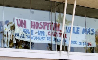 A protest at Barcelona's Hospital del Mar against the planned loss of 194 jobs there.