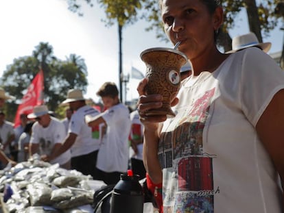 Una mujer toma mate en medio del &#039;yerbatazo&#039;.