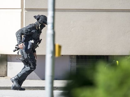 Agente da polícia entra no cinema onde houve tiroteio.