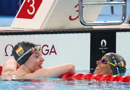 Marta Fernández (izquierda) y Teresa Perales, tras la final de los 100m libres S3 en la piscina de La Défensa Arena, en París.