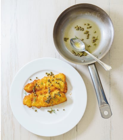 Lenguado a la milanesa con manteca de alcaparras y eneldo. Imagen proporcionada por la editorial Catapulta.