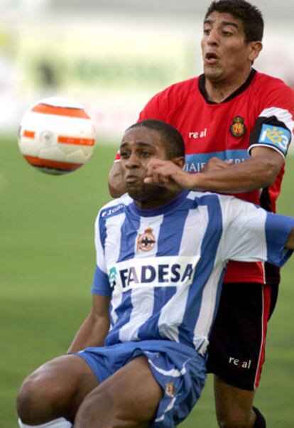 Cortés disputa un balón con Andrade.