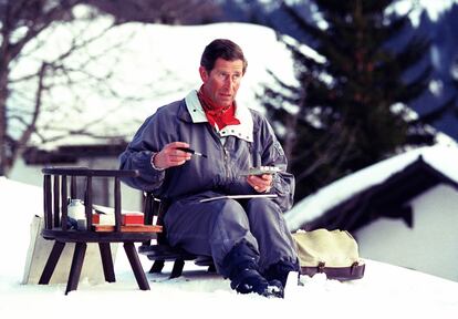 Carlos de Inglaterra pintando en acuarela en la estación de esquí de Klosters (Suiza), en 1994. 