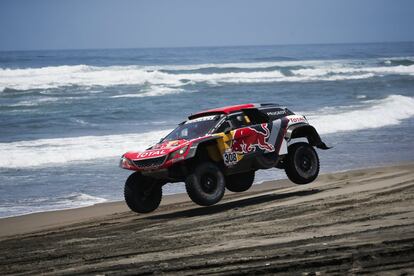 Los pilotos franceses de Peugeot Cyril Depres y David Zaster compiten durante la quinta etapa del Rally Dakar 2018, entre San Juan de Marcona y Arequipa, en la playa de Puerto Lomas (Per), el 10 de enero de 2018. 
