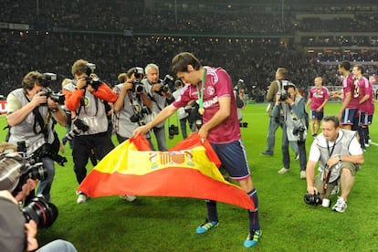 Raúl, con la bandera de España como capote, tras ganar la Copa de Alemania ante el Duisburgo, en el estadio Olímpico de Berlín (Alemania), 2011.