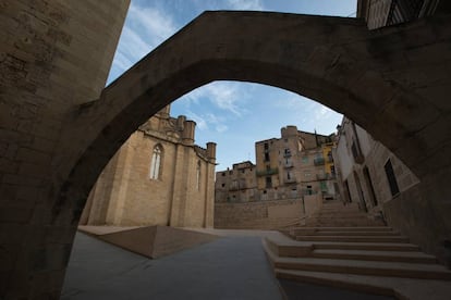 El arco del Carreró dels Capellans está junto a la catedral de Santa María de Tortosa, que se asienta sobre el antiguo foro romano y fue ermita visigótica y mezquita.