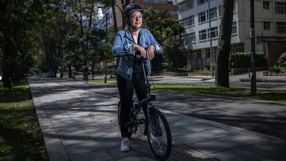 La ciclista Carolina Guevara posa para un retrato en el parque El Virrey, en Bogotá (Colombia)