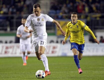 Denis Cheryshev, del Madrid, se dispone a marcar el 0-1 al Cádiz en el último cruce de Copa.