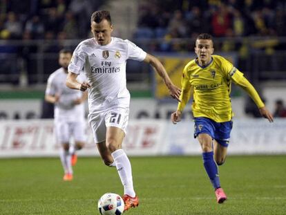 Denis Cheryshev, del Madrid, se dispone a marcar el 0-1 al C&aacute;diz en el &uacute;ltimo cruce de Copa.