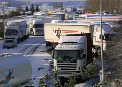 Unos 3.600 vecinos de 109 pueblos del norte de Palencia están aislados por carretera a causa del temporal que azota España. En la imagen, el área de servicio de Quintana del Puente, donde han tenido que ser retenidos cerca de 300 camiones.