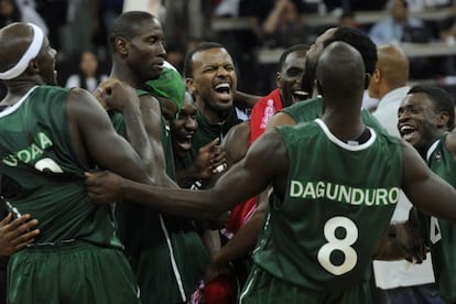 Los jugadores de Nigeria celebran el pase a cuartos.