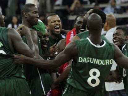 Los jugadores de Nigeria celebran el pase a cuartos.