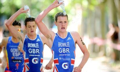 Alistair y, detrás de él, Jonathan Brownlee, durante una carrera