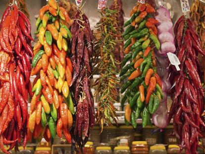 Selecció de 'chiles' en una parada de La Boqueria.