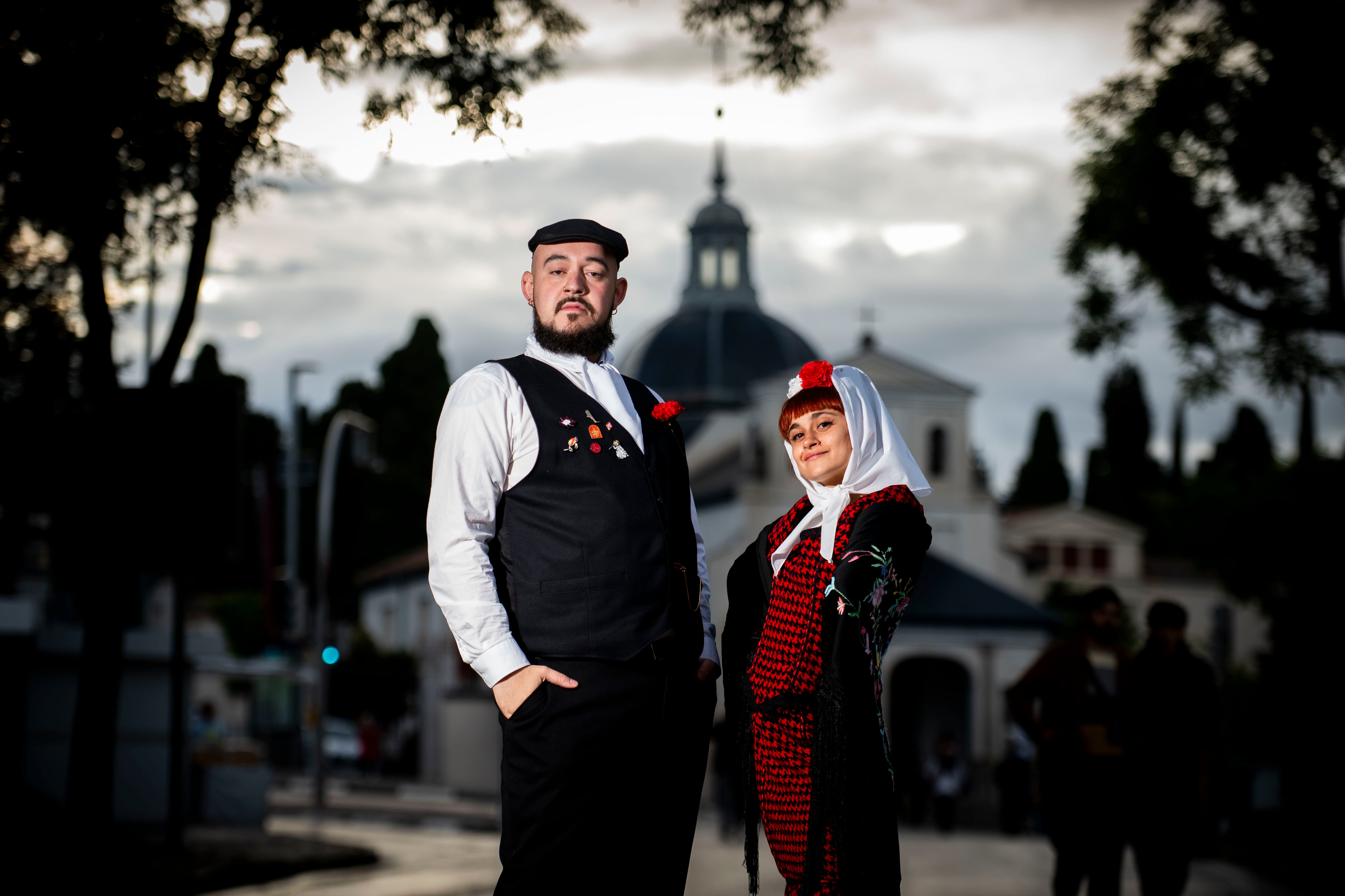Gerardo Arias y Águeda González frente a la ermita de San Isidro, en la pradera. 