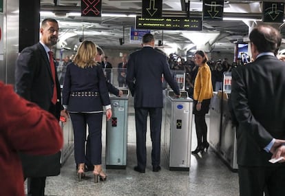 El Rey pasa por los tornos del metro para comenzar su recorrido.