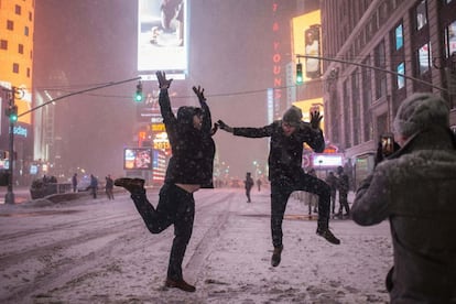 Dos hombres bailan en Times Square, Nueva York, donde se ha prohibido la circulación ante la amenaza de tormenta de nieve que procede del noreste del país