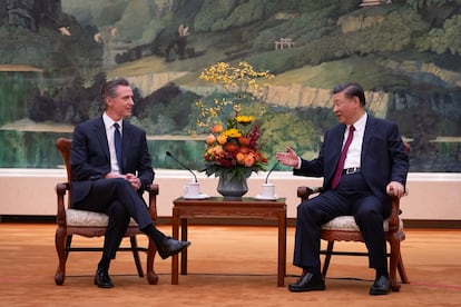 El gobernador de California, el demócrata Gavin Newsom, se entrevista con el mandatario chino Xi Jinping en Pekín.