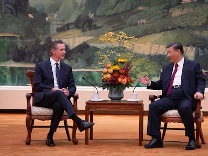 El gobernador de California, el demócrata Gavin Newsom, se entrevista con el mandatario chino Xi Jinping en Pekín.