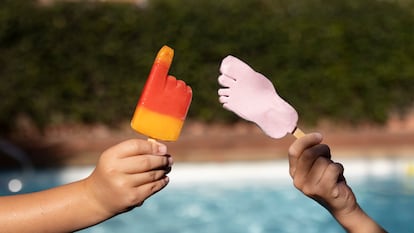 En la imagen, dos niños sostienen un helado Frigo Pie y un Frigo Dedo, en una piscina de Barcelona.