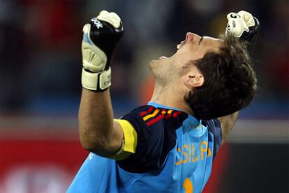 Iker Casillas celebra la clasificación española para semifinales.