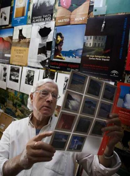 El fotógrafo Carlos Pérez Siquier, en su casa de Almería.