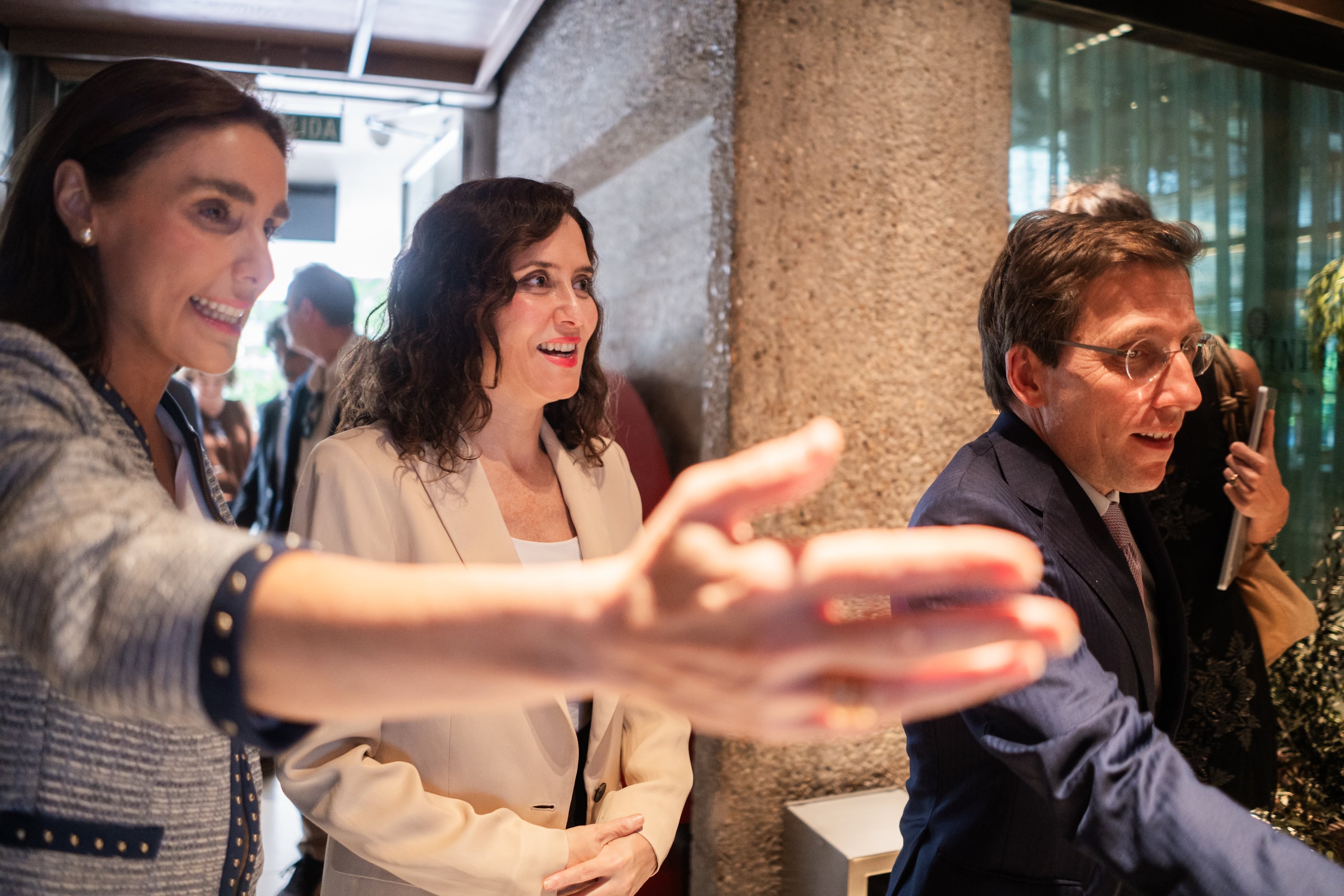 Ayuso se desmarca del giro de Feijóo con Junts: “Lo sensato es alejarse de la amenaza independentista constante”