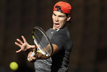 Nadal golpea la pelota durante el entrenamiento con Verdasco. Mañana se sabrán los emparejamientos tras el sorteo que se desarrollará en el Teatro Lope de Vega de Sevilla a partir del mediodía.