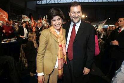 María San Gil y Mariano Rajoy, durante el mitin de cierre de campaña en Vitoria.