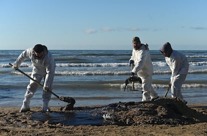 Voluntarios ayudan a retirar los vertidos en Anapa, Rusia, el pasado 20 de diciembre. 