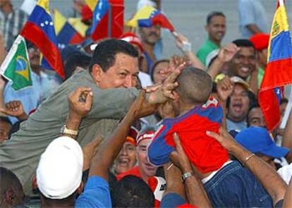 El presidente de Venezuela, Hugo Chávez, rodeado de seguidores recibe a un petrolero brasileño en Puerto la Cruz.