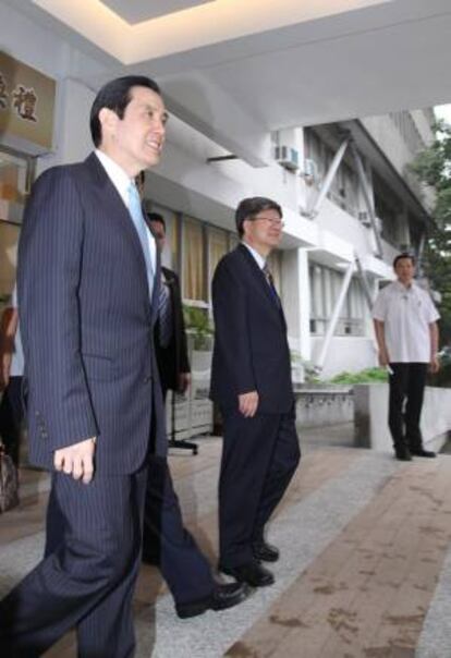 El presidente taiwanés Ma Ying-jeou (izda) visita la Universidad Nacional Cheng Chih en Taipei.
