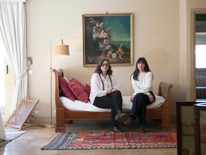María López y Astrid Romero (a la derecha), ideólogas de Arquitectura del Orden, una empresa que organiza mercadillos para vaciar pisos de lujo en Madrid.