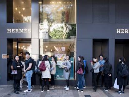 Fila de clientes en la puerta de una tienda de Hermès en Hong Kong.