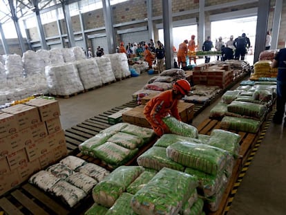 La ayuda humanitaria para Venezuela se almacena en una bodega del puente internacional de Tienditas, cerca de Cúcuta.