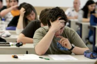 Estudiantes realizando un examen. EFE/Archivo